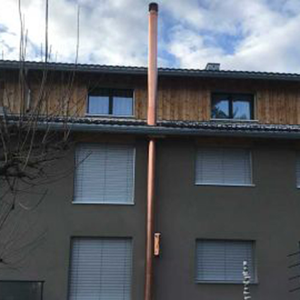 Luzi Kaminbau, Fassadenkaminanlage mit Kupfermantel und eingebautem Partikelfilter