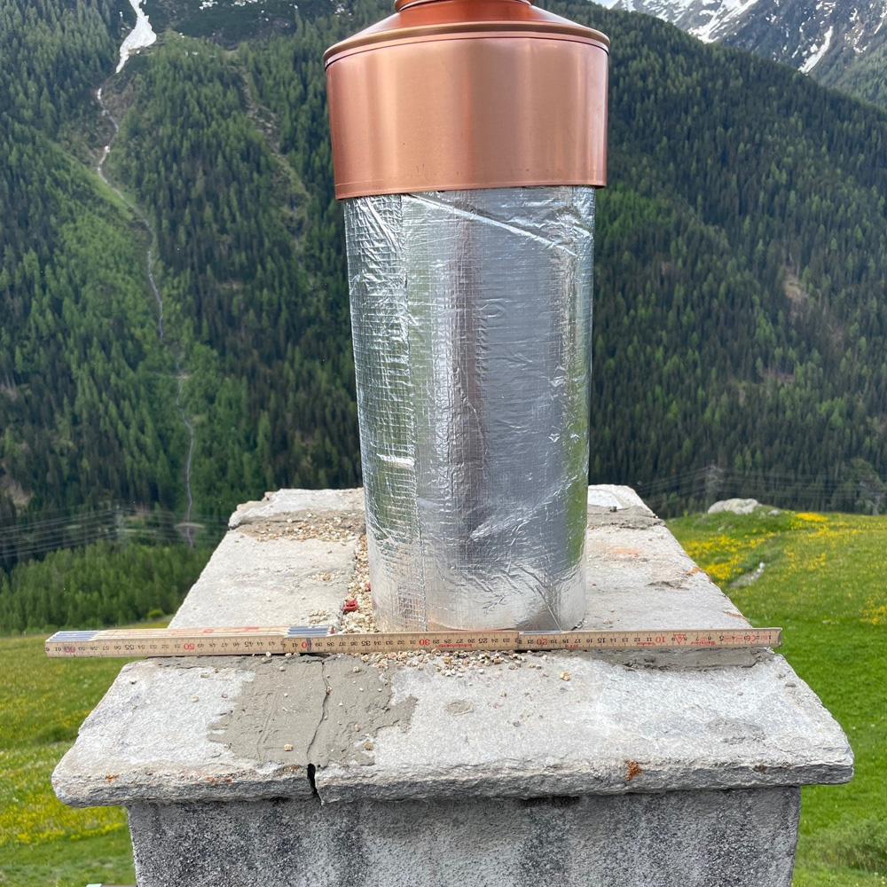 Der bestehende, gemauerte Kaminzug wurde mit einem V4A Chromstahlkamin saniert durch Luzi Kaminbau Küblis.