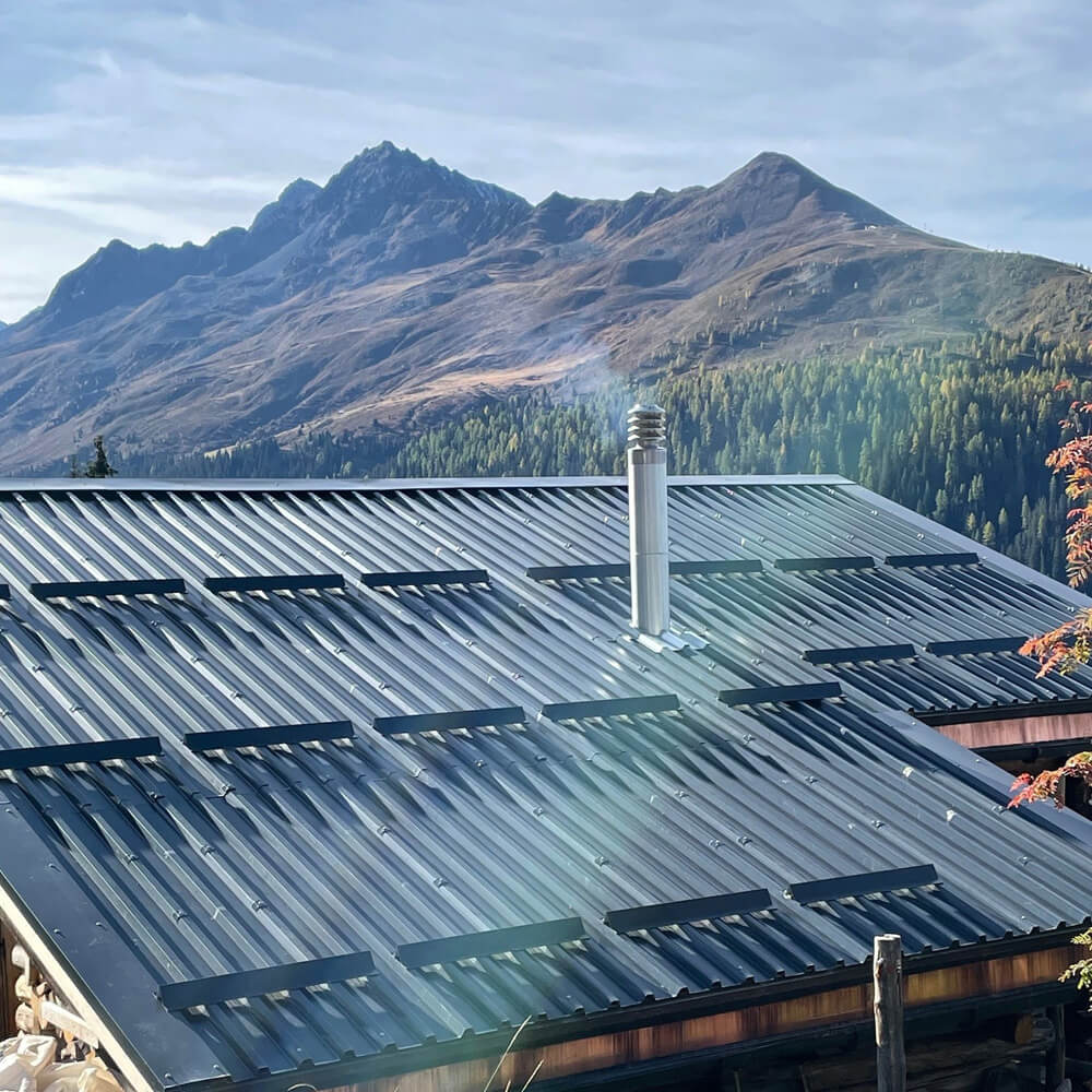 Kaminanlage im Schrägdach (Metalldach) erstellt durch Luzi Kaminbau Küblis. Luzi Kaminbau Küblis erstellt nicht nur Kaminanlagen, sondern liefert die passenden Wärme-Erzeuger.
